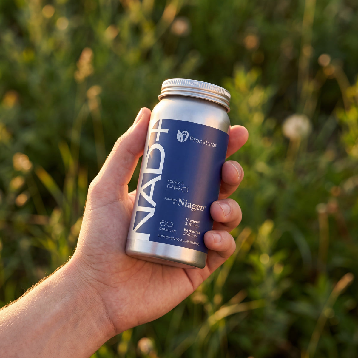 NAD+ Formula PRO en la mano, al aire libre