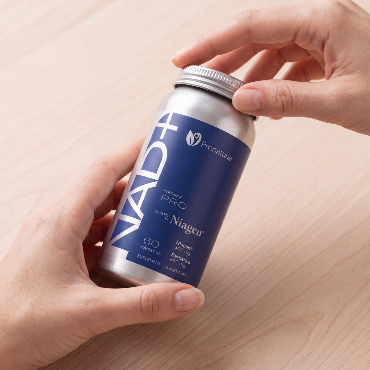NAD+ Formula PRO en las manos