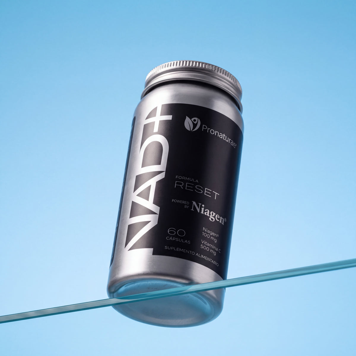 NAD+ Formula RESET sobre vidrio, fondo celeste