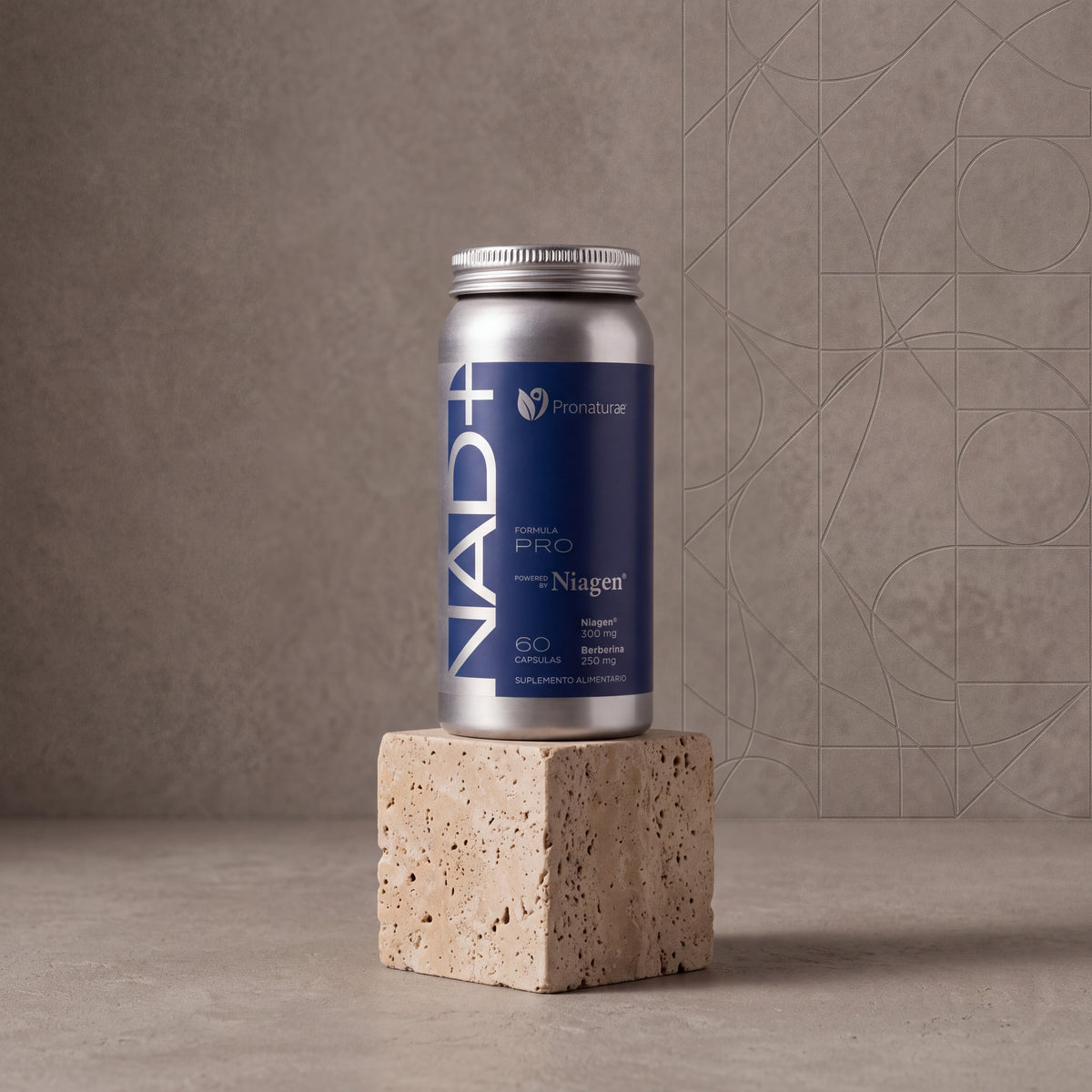 NAD+ Formula PRO sobre pedestal de piedra